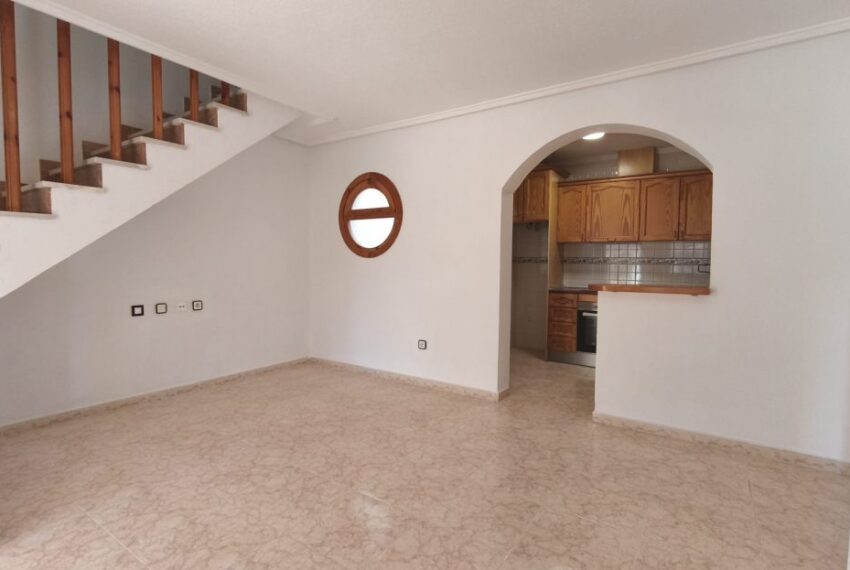 FOTO-9-SALON-COMEDOR-Y-ESCALERAS-INTERIORES-1110x623