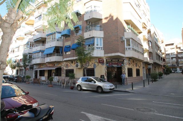 Spanien Costa Blanca, Torrevieja FANTASTISCHE, NACH SÜDWEST AUSGERICHTETE WOHNUNG MIT 3 SCHLAFZIMMERN, KOMPLETT RENOVIERT, MÖBEL UND DEKORIERT IM HERZEN VON TORREVIEJA, NUR 100 METER VOM YACHTCLUB UND DEM STRAND ENTFERNT